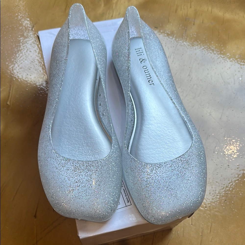 Sparkling Silver Women's jelly Flats. Size like 5, see measurement.
